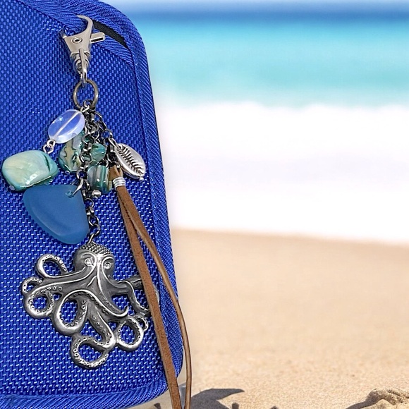 Ocean nautical bag charm with octopus pendant and multiple Albicore shells - Picture 2 of 3